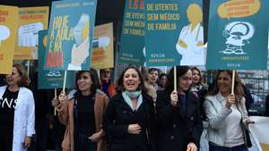 A presidente da Federação Nacional dos Médicos (FNAM), Joana Bordalo e Sá (C), participa na manifestação de médicos junto ao Hospital São João no Porto, convocada pela Federação Nacional dos Médicos (FNAM), 14 de novembro de 2023. Os médicos estão em greve para exigir "salários justos e condições de trabalho dignas para todos os médicos no Serviço Nacional de Saúde (SNS)". ESTELA SILVA/LUSA