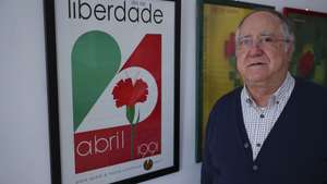 O capitão de Abril de 1974, e presidente da Associação 25 de Abril, coronel Vasco Lourenço, posa para a foto durante uma entrevista à agência Lusa, sobre as reuniões clandestinas do movimento dos capitães, em Lisboa, 27 de outubro de 2023. O maior susto que Vasco Lourenço viveu durante toda a conspiração para derrubar o regime foi provocado pelo receio de que militares envolvidos no movimento dos capitães entrassem, por engano, numa tentativa de golpe do general Kaúlza de Arriaga. (ACOMPANHA TEXTO DA LUSA DO DIA 05 DE NOVEMBRO DE 2023). ANTÓNIO COTRIM / LUSA