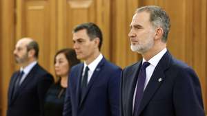 epa10987155 Spain's King Felipe VI (R) looks on next to Spanish Prime Minister Pedro Sanchez (C), as he chairs the swearing-in ceremony of the new Cabinet ministers at Zarzuela Palace, Madrid, Spain, 21 November 2023. Spain's new government, chaired by Pedro Sanchez, takes office on 21 November. The 22 ministers of the new cabinet will be sworn in before King Felipe VI, before assuming their portfolios from their predecessors in each ministry.  EPA/CHEMA MOYA / POOL