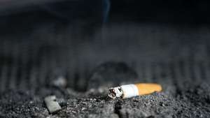Cinzeiro público com um cigarro, 15 outubro 2019.  MANUEL DE ALMEIDA/LUSA