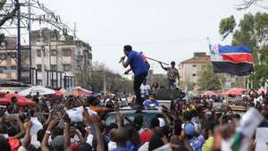 Venâncio Mondlane (C), candidato da Resistência Nacional Moçambicana (Renamo) para a cidade de Maputo, Moçambique, 12 de outubro de 2023. Milhares de pessoas, entre simpatizantes da Renamo e vendedores informais, saíram hoje à rua para reclamar “vitória” do candidato do principal partido de oposição nas eleições autárquicas na cidade de Maputo, embora sem confirmação da Comissão Nacional de Eleições (CNE). LUÍSA NHANTUMBO/LUSA