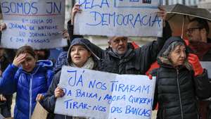 Trabalhadores do Jornal de Notícias (JN) manifestam-se frente à Câmara Municipal do Porto, onde decorre o Conselho de Ministros, no Porto, 07 de dezembro de 2023. O Global Media Group (GMG) do qual o JN faz parte vai negociar “com caráter de urgência” rescisões com 150 a 200 trabalhadores e avançar com uma reestruturação para evitar “a mais do que previsível falência do grupo”. ESTELA SILVA/LUSA