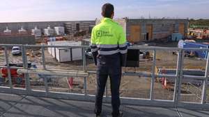 Um técnico observa a obra de construção do centro de dados Sines 4.0, da empresa Start Campus (com a central termoelétrica da EDP desativada em 2021 ao fundo), em Sines, 06 de dezembro de 2023. A empresa responsável pela construção do Centro de Dados SINES 4.0 refutou hoje alegadas irregularidades ambientais e argumentou que o terreno onde está o edifício foi-lhe entregue “já limpo e lavrado” em dezembro de 2021. (ACOMPANHA TEXTO DA LUSA DO DIA 07 DE DEZEMBRO DE 2023). NUNO VEIGA/LUSA