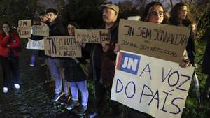 Trabalhadores do Jornal de Notícias (JN) manifestam-se junto à na Fundação Calouste Gulbenkian onde decorre a cerimónia do lançamento do livro &quot;Portugal Amordaçado&quot;, de Mário Soares, Lisboa, 7 de dezembro de 2023. MIGUEL A. LOPES/LUSA