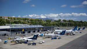 Aviões da Azores Airlines, no Aeroporto João Paulo II em Ponta Delgada, Açores, 11 de outubro de 2023. A privatização dos consórcios interessados na empresa da SATA apresentaram novas ofertas de 7,026 euros e 6,60 euros por ação. Decisão final será tomada até ao início de Outubro. EDUARDO COSTA/LUSA