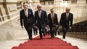 O Presidente da Republica, Marcelo Rebelo de Sousa, acompanhado pelo presidente da Câmara Municipal de Lisboa, Carlos Moedas, Carlos Magno (E) e pelo comendador Ilidio Pinho na cerimónia de entrega do prémio Ilídio Pinho, atribuído pela Fundação Ilídio Pinho ao arquiteto Álvaro Siza Vieira pela obra de uma vida.  O galardão distingue as personalidades que trabalham na “promoção, divulgação e defesa dos valores da portugalidade 19 de dezembro de 2023. ANDRE KOSTERS/LUSA