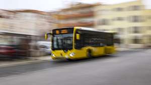 Um autocarro da Carris Metropolitana em serviço na área de Lisboa, 27 de dezembro de 2023. A Carris Metropolitana é uma iniciativa dos 18 municípios do coletivo rodoviário de passageiros na Área Metropolitana de Lisboa (AML) que, através da Transportes Metropolitanos de Lisboa, funde a operação de transporte público rodoviário de toda a AML numa só imagem e serviço. (ACOMPANHA TEXTO DA LUSA DO DIA 30 DE DEZEMBRO DE 2023). MIGUEL A. LOPES/LUSA