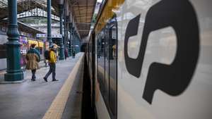 Pessoas aguardam pelo comboio na Estação de São Bento no Porto, 2 de janeiro de 2024. Os trabalhadores de operação, comando, controlo, informação, gestão de circulação e conservação ferroviária na Infraestruturas de Portugal (IP) estão em greve por melhores condições de trabalho e vencimentos da profissão, que considera exigente e complexa.  JOSÉ COELHO/LUSA