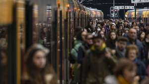 Passageiros saem de um comboio na Estação de São Bento no Porto, 2 de janeiro de 2024. Os trabalhadores de operação, comando, controlo, informação, gestão de circulação e conservação ferroviária na Infraestruturas de Portugal (IP) estão em greve por melhores condições de trabalho e vencimentos da profissão, que considera exigente e complexa.  JOSÉ COELHO/LUSA