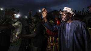 epaselect epa10662569 Domingos Simoes Pereira (R) leader of Inclusive Alliance Platform - Terra Ranka (PAI - Terra Ranka) - Coalition that includes the African Party for the Independence of Guinea and Cape Verde (PAIGC), waves to supporters during a rally for the Guinea-Bissau's legislative elections, in Farim, Guinea-Bissau, 29 May 2023. The polls to choose 102 deputies among 20 parties and two coalitions were scheduled for 04 June 2023 following the dissolution of the National People's Assembly (NPA) by President Umaro Sissoco Embalo in May 2022.  EPA/ANDRE KOSTERS