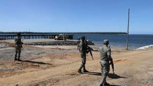 Militares junto às obras de reconstrução do porto de Mocímboa da Praia, estão perto do final, depois de a infraestrutura ter sido destruída com as incursões de rebeldes que ocuparam a vila entre 2020 e 2021, Moçambique, 26 de junho de 2023. Há residentes de etnia maconde que já rumaram a Mueda, no planalto de Cabo Delgado, “para plantar milho”, mas o que os muânis como Assumane sabem fazer é plantar arroz nos campos de Auasse, ali perto de Mocímboa de Praia. (acompanha texto de 26 de junho de 2023). LUÍS FONSECA/LUSA