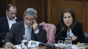 A ministra do Trabalho, Solidariedade e Segurança Social, Ana Mendes Godinho, acompanhada por Miguel Fontes, secretário de Estado do Trabalho, durante a audição na Comissão de Cultura, Comunicação, Juventude e Desporto esta manhã na Assembleia da República em LIsboa, 9 de janeiro de 2024. MIGUEL A. LOPES/LUSA
