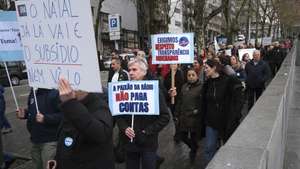 Trabalhadores participam na greve de 24 horas das redações do Jornal de Notícias, TSF, O Jogo e Diário de Notícias, detidas pelo Global Media Group (GMG), convocada pelo Sindicato dos Jornalistas, Porto, 10 de janeiro de 2024. Os trabalhadores do GMG "exigem o pagamento imediato das retribuições em falta, do subsídio de Natal e a remuneração devida aos prestadores de serviço, vulgo “recibos verdes”; exigem que a Comissão Executiva ponha termo imediato a qualquer processo que determine a cessação de contratos de trabalho; exigem que a administração coloque o seu foco no investimento e na melhoria das condições de trabalho de forma a projetar o crescimento do grupo e a propiciar condições para uma efetiva liberdade de informação de todos os cidadãos". FERNANDO VELUDO/LUSA
