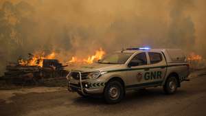 Uma viatura da GNR junto de um incêndio que lavra na freguesia da Boa Vista, Leiria, 12 de julho de 2022. O incêndio que deflagrou hoje na freguesia da Caranguejeira, no concelho de Leiria, obrigou ao corte da autoestrada 1 em ambos os sentidos. PAULO CUNHA/LUSA