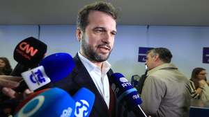 O representante do Governo, secretário de Estado da Juventude e do Desporto, João Paulo Correia, fala aos jornalistas durante a 6.ª Convenção Nacional do partido em Viana do Castelo, 14 de janeiro 2024. ESTELA SILVA/LUSA