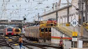 A CP suprimiu 143 comboios dos 249 programados entre as 00:00 e as 08:00 de hoje devido à greve dos trabalhadores da transportadora, segundo um balanço enviado pela empresa à Lusa, Santa Apolónia, Lisboa, 27 de fevereiro de 2023. Os trabalhadores da CP dão hoje início a mais greves, com a transportadora a alertar para “fortes perturbações” até 02 de março, num protesto pelo impasse nas negociações salariais que também envolve a Infraestruturas de Portugal (IP). TIAGO PETINGA/LUSA