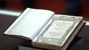 Exposição de edições raras de “Os Lusíadas”, com a qual o município do Porto assinala os 500 anos do nascimento de Luís de Camões, e onde são exibidas a primeira edição de “Os Lusíadas”, que o Ateneu Comercial do Porto adquiriu em 1904, e ainda uma seleção de edições antigas da mesma obra, que integram o espólio da Biblioteca Pública Municipal do Porto, na Câmara Municipal do Porto, 23 de janeiro de 2024. ESTELA SILVA/LUSA