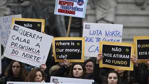 Trabalhadores participam na greve de 24 horas das redações do Jornal de Notícias, TSF, O Jogo e Diário de Notícias, detidas pelo Global Media Group (GMG), convocada pelo Sindicato dos Jornalistas, Porto, 10 de janeiro de 2024. Os trabalhadores do GMG "exigem o pagamento imediato das retribuições em falta, do subsídio de Natal e a remuneração devida aos prestadores de serviço, vulgo “recibos verdes”; exigem que a Comissão Executiva ponha termo imediato a qualquer processo que determine a cessação de contratos de trabalho; exigem que a administração coloque o seu foco no investimento e na melhoria das condições de trabalho de forma a projetar o crescimento do grupo e a propiciar condições para uma efetiva liberdade de informação de todos os cidadãos". FERNANDO VELUDO/LUSA
