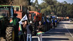 Agricultores manifestam-se com tratores nas estradas de Estarreja, organizada pela União dos Agricultores e Baldios do Distrito de Aveiro e pela Confederação Nacional de Agricultores, pelo direito humano à alimentação adequada, por condições justas e pela valorização da atividade, em Estarreja, 02 de fevereiro de 2024. Em causa estão os cortes nos pagamentos aos agricultores no âmbito do Plano Estratégico da Política Agrícola Comum (PEPAC). JOSÉ COELHO/LUSA