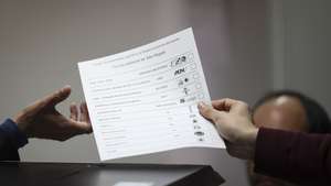 Açorianos exercem o seu direito de voto para as eleições regionais dos Açores em Ponta Delgada, 04 de fevereiro de 2024.Onze forças políticas, incluindo três coligações, disputam hoje os 57 lugares do parlamento açoriano nas legislativas regionais, que decorrem cerca de oito meses antes do previsto. ANDRÉ KOSTERS/LUSA
