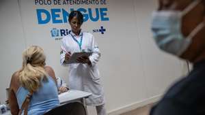 epa11131569 A health worker checks a patient suspected of dengue at the Dengue Care Center of the Rodolpho Rocco Polyclinic, in the Del Castilho neighborhood, in Rio de Janeiro, Brazil, 06 February 2024. Brazil is facing a spike in dengue cases with 262,247 positive cases so far in 2024 and of which in January alone they increased by 160 percent compared to the same month in 2023. The lack of vaccines has been one of the obstacles for Brazil, which is awaiting the arrival of a Japanese immunizer but which will only be applied to three million people in a country of 210 million inhabitants.  EPA/Andre Coelho