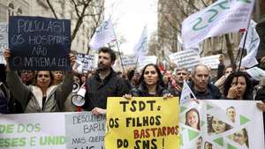 Manifestantes participam na greve de Técnicos Superiores de Diagnóstico e Terapêutica, para reivindicar a regularização urgente da carreira nas Instituições, o reconhecimento da aplicação do sistema de avaliação de desempenho, com a atribuição de 1,5 pontos por ano, a alteração da Tabela Salarial em paridade com as carreiras da administração pública, entre outras, junto ao Ministério da Saúde em Lisboa, 22 de fevereiro de 2024. FILIPE AMORIM/LUSA