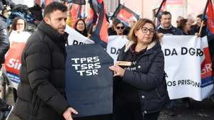Manifestação de técnicos da Direção Geral de Reinserção e Serviços Prisionais durante a greve de 24 horas convocada pelo SinDGRSP - Sindicato dos Técnicos da Direção Geral de Reinserção e Serviços Prisionais (SinDGRSP). Com os objetivos de rever e valorizar a Carreira Única – Especial, pela abertura de concursos de promoção (já aprovados pelo Ministério da Finanças), pelo reforço de recursos humanos, e pelo pagamento dos suplementos (Ónus; Risco e Penosidade) a todos os trabalhadores, 23 de fevereiro de 2024.  MANUEL DE ALMEIDA/LUSA