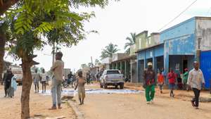 Na vila de Chiùre, sul da província moçambicana de Cabo Delgado, a vida muda, agora, do dia para a noite e o amanhecer na rua deixou de ser possível com a aproximação dos ataques terroristas na última semana, Chiùre, Moçambique, 24 de fevereiro. Na avenida principal da vila, o movimento intenso das primeiras horas do dia, com comércios abertos, centenas de vendedores ao longo de uma rua que se mistura entre terra batida, buracos e algum alcatrão, centenas a comprar ou caminhar sob um sol escaldante, vai esmorecendo ao início da tarde. (ACOMPANHA TEXTO DE 26 DE FEVEREIRO DE 2024). PAULO JULIÃO/LUSA