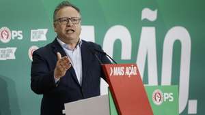 O cabeça de lista do Partido Socialista (PS) pelo Porto, Francisco Assis, intervém durante um almoço no Centro de Desporto e Congressos de Matosinhos, Porto, 25 de fevereiro de 2024. Arranca este domingo oficialmente a campanha eleitoral, nos termos da legislação, acabando no dia 8 de março, em contagem decrescente para as eleições legislativas de 10 de março, convocadas após a demissão do primeiro-ministro, António Costa, a 7 de outubro. ANTÓNIO PEDRO SANTOS/LUSA