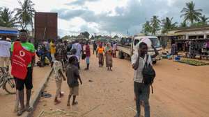 Na vila de Chiùre, sul da província moçambicana de Cabo Delgado, a vida muda, agora, do dia para a noite e o amanhecer na rua deixou de ser possível com a aproximação dos ataques terroristas na última semana, Chiùre, Moçambique, 24 de fevereiro. Na avenida principal da vila, o movimento intenso das primeiras horas do dia, com comércios abertos, centenas de vendedores ao longo de uma rua que se mistura entre terra batida, buracos e algum alcatrão, centenas a comprar ou caminhar sob um sol escaldante, vai esmorecendo ao início da tarde. (ACOMPANHA TEXTO DE 26 DE FEVEREIRO DE 2024). PAULO JULIÃO/LUSA