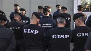 Guardas prisionais participam numa vigília organizada pelo Sindicato Nacional da Guarda Prisional (SNCGP), em protesto pelas condições de carreira e trabalho, incluindo a questão do subsídio de missão, esta manhã em frente ao Estabelecimento Prisional de Monsanto, 25 de janeiro de 2024. MIGUEL A. LOPES/LUSA