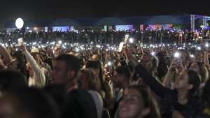 Festivaleiros durante a atuação da cantora portuguesa, Mariza, no terceiro dia da 8ª edição do festival O Sol da Caparica, que decorre até 20 de agosto em Almada, 19 de agosto de 2023. CARLOS M. ALMEIDA/LUSA