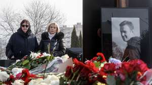 Lyudmila Navalnaya (E), mãe de Alexei Navalny, junto à campa do filho no dia do seu funeral.