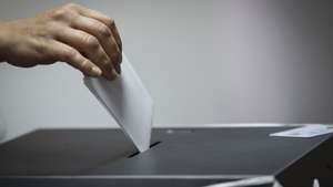 Açorianos exercem o seu direito de voto para as eleições regionais dos Açores em Ponta Delgada, 04 de fevereiro de 2024.Onze forças políticas, incluindo três coligações, disputam hoje os 57 lugares do parlamento açoriano nas legislativas regionais, que decorrem cerca de oito meses antes do previsto. ANDRÉ KOSTERS/LUSA