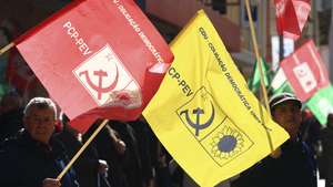 Apoiantes da Coligação Democrática Unitária (CDU) participam num desfile da coligação que contou com a presença do líder da CDU e secretário-geral do Partido Comunista Português (PCP), Paulo Raimundo (ausente da fotografia), no âmbito da campanha eleitoral para as eleições legislativas de 10 de março, no Barreiro, em Setúbal, 07 de março de 2024. Mais de 10,8 milhões de portugueses são chamados a votar no domingo para eleger 230 deputados à Assembleia da República. A estas eleições concorrem 18 forças políticas, 15 partidos e três coligações. ANTÓNIO COTRIM/LUSA