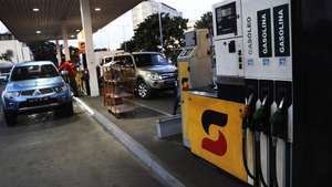 O anúncio do aumento do preço da gasolina em Angola originou hoje enchentes nos postos de abastecimento em Luanda, com filas intermináveis de viaturas e automobilistas agastados pela espera para abastecer, receando a subida do custo de vida., Luanda, Angola, 1 de junho de 2023. O cenário foi constatado pela Lusa ao fim da tarde de hoje na Avenida Comandante Gika, bairro Alvalade, centro da capital angolana, onde o desfile de viaturas, com automobilistas ávidos em encher os depósitos, serpenteava grande parte da extensão do asfalto. AMPE ROGÉRIO/LUSA
