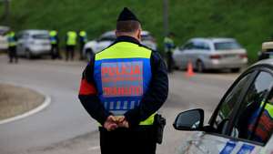 Operação conjunta de sensibilização de Segurança Rodoviária da Guarda Nacional Republicana e da Polícia de Segurança Pública no âmbito da campanha “O melhor presente é estar presente” coordenada pela Autoridade Nacional de Segurança Rodoviária (ANSR), na Maia. 30 de dezembro 2023. ESTELA SILVA/LUSA
