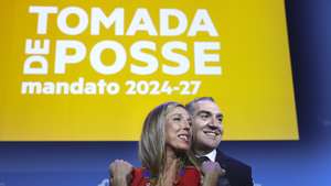 O novo bastonário da Ordem dos Enfermeiros, Luís Filipe Barreira, é cumprimentado pela bastonária cessante, Ana Rita Cavaco, durante a sua cerimónia de posse em Lisboa, 19 de dezembro de 2023. TIAGO PETINGA/LUSA