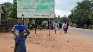 Na vila de Chiùre, sul da província moçambicana de Cabo Delgado, a vida muda, agora, do dia para a noite e o amanhecer na rua deixou de ser possível com a aproximação dos ataques terroristas na última semana, Chiùre, Moçambique, 24 de fevereiro. Na avenida principal da vila, o movimento intenso das primeiras horas do dia, com comércios abertos, centenas de vendedores ao longo de uma rua que se mistura entre terra batida, buracos e algum alcatrão, centenas a comprar ou caminhar sob um sol escaldante, vai esmorecendo ao início da tarde. (ACOMPANHA TEXTO DE 26 DE FEVEREIRO DE 2024). PAULO JULIÃO/LUSA