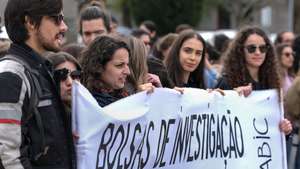 Investigadores com bolsa e contratados participam na concentração pelo fim da precariedade na Ciência promovida pela Associação dos Bolseiros de Investigação Científica (ABIC), que decorreu junto ao polo universitário da Asprela, no Porto, 13 de abril de 2023. FERNANDO VELUDO/LUSA