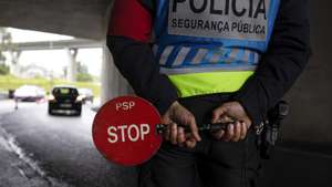 As autoridades apelam aos condutores para que utilizem sempre uma cadeirinha homologada devidamente instalada e adaptada à altura e ao peso da criança