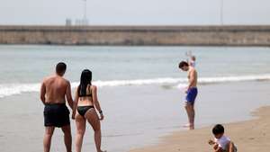 Cidadãos aproveitam o calor que se faz sentir na praia de Matosinhos, 02 de maio 2023. A continuação de temperaturas elevadas, ausência de precipitação e perigo de incêndio muito elevado são algumas das previsões do Instituto Português do Mar e das Atmosfera (IPMA) para os próximos meses. ESTELA SILVA/LUSA