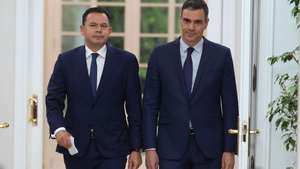 epa11280703 Spanish Prime Minister Minister Pedro Sanchez (R) and Portuguese Prime Minister Luis Montenegro (L) arrive to address a press conference at the Moncloa Palace in Madrid, Spain, 15 April 2024. Montenegro is on an official visit to Spain.  EPA/KIKO HUESCA