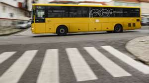 Um autocarro da Carris Metropolitana em serviço na área de Lisboa, 27 de dezembro de 2023. A Carris Metropolitana é uma iniciativa dos 18 municípios do coletivo rodoviário de passageiros na Área Metropolitana de Lisboa (AML) que, através da Transportes Metropolitanos de Lisboa, funde a operação de transporte público rodoviário de toda a AML numa só imagem e serviço. (ACOMPANHA TEXTO DA LUSA DO DIA 30 DE DEZEMBRO DE 2023). MIGUEL A. LOPES/LUSA