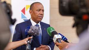 O primeiro-ministro de São Tomé e Príncipe, Patrice Trovoada, fala aos jornalistas após ter sido recebido pelo seu homólogo cabo-verdiano, Ulisses Correia e Silva, durante a  Conferência Internacional “Liberdade, Democracia e Boa Governança Um olhar a partir de Cabo Verde” realizada na Ilha do Sal, Cidade da Praia, 08 de abril de 2024. ELTON MONTEIRO/LUSA