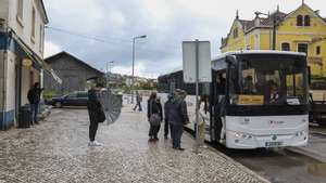 Utentes apanham um autocarro dos transportes alternativos ao antigo serviço ferroviário entre Coimbra, Miranda do Corvo e Lousã que foram criados como solução provisória pela Metro Mondego, mas que se mantém há quase 15 anos com diversos transtornos para a vida dos utentes, Miranda do Corvo, 30 de abril de 2024. (ACOMPANHA TEXTO DE 05-05-2024) PAULO NOVAIS/LUSA