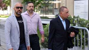 O porta-voz do Grupo 1143, Mário Machado (E), e Ricardo Pais (C), e o advogado de ambos José Manuel Castro esta tarde à chegada ao Juízo Local Criminal, Juiz 1, Campus de Justiça em Lisboa, 7 de maio de 2024. Mário Machado está acusado de discriminação e incitamento ao ódio e à violência contra mulheres de esquerda, nomeadamente de Renata Cambra do Movimento Alternativa Socialista (MAS). O outro arguido, Ricardo Pais, está acusado pelo mesmo crime por mensagens no antigo Twitter em que apelavam à violação de mulheres de esquerda. Em causa neste julgamento estão mensagens publicadas no Twitter (agora X) atribuídas a Mário Machado e Ricardo Pais em que estes apelavam à “prostituição forçada” das mulheres dos partidos de esquerda, e que visaram em particular a professora e dirigente do MAS, Renata Cambra. MIGUEL A. LOPES/LUSA