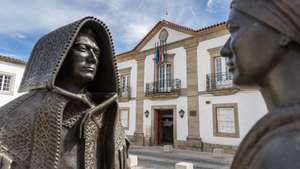 Esculturas de bronze, representando um homem com a capa de honras e uma mulher envergando as roupas tradicionais mirandesas, em frente ao edifício da Câmara Municipal de Miranda do Douro, 27 de setembro 2017. PEDRO SARMENTO COSTA/LUSA