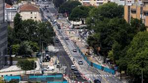 A construção do 'metrobus' do Porto avança na Avenida da Boavista e até já levantou velhos carris do elétrico, num esforço de uniformização daquela 'artéria' da cidade, apesar de não incluir uma ciclovia em toda a sua extensão, Porto, 21 de julho de 2023. O novo serviço da Metro do Porto ligará a Casa da Música à Praça do Império (em 12 minutos) e à Anémona (em 17) em junho de 2024 com recurso a autocarros a hidrogénio, circulando em via dedicada na Avenida da Boavista e em convivência com os automóveis na Avenida Marechal Gomes da Costa. (ACOMPANHA TEXTO DE 22-07-2023) JOSÉ COELHO/LUSA