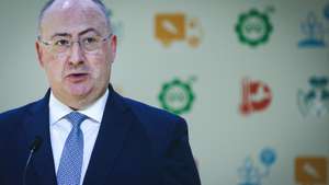 O ministro da Agricultura e Pescas, José Manuel Fernandes, discursa durante a conferência europeia “Grupos Operacionais PEI-AGRI: Inovação na prática”, em Cascais, 07 de maio de 2024. RODRIGO ANTUNES/LUSA